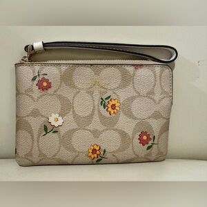 EUC Coach Beige Signature Floral Wristlet Pouch
